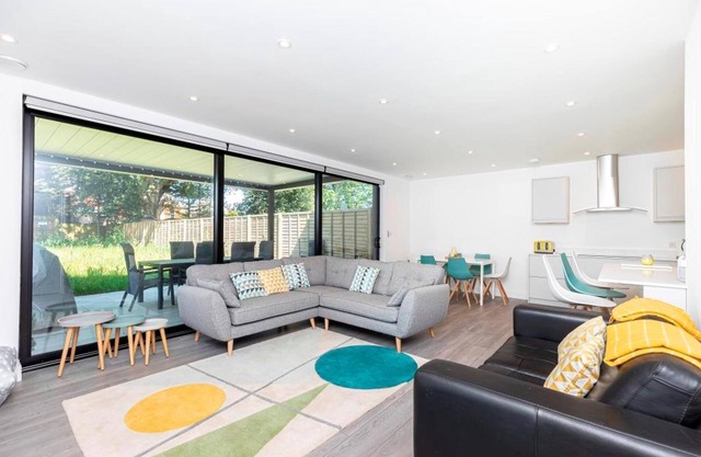 Bournecoast: Modern townhouse near shops and beaches with parking - WIFI -HB8467