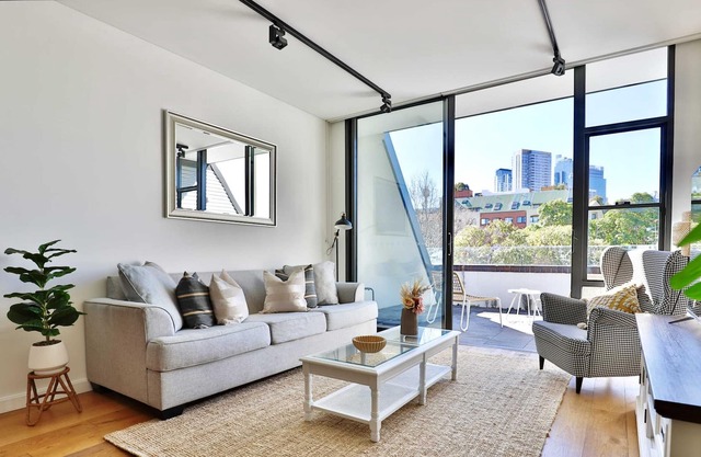 Boutique 2BR Penthouse - Split Level· View· Parking