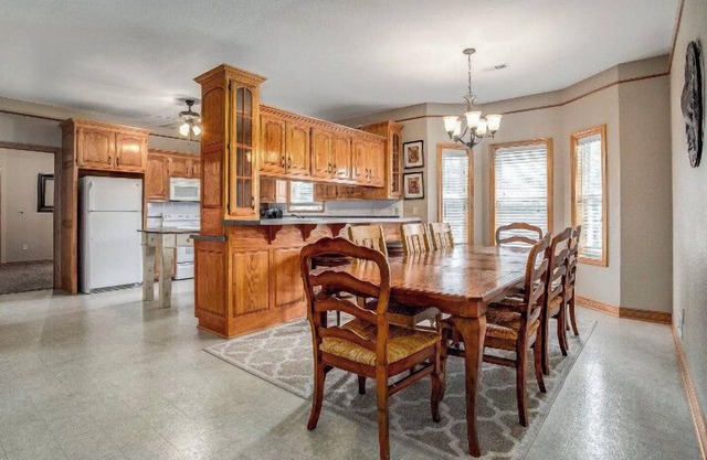 Boutique Cottage on Gated Estate 3 bd 2 ba Getaway wifi cable ADA entry Hot Tub