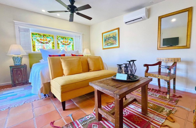 BOUTIQUE HOTEL - King deluxe Room-1/2 mi. from Santa Fe Plaza