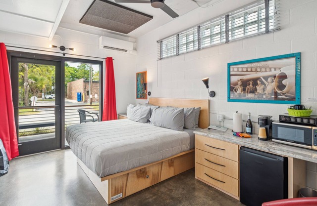 Boutique Vera Hotel Room 100: King Room in the Heart of Folly Beach ADA