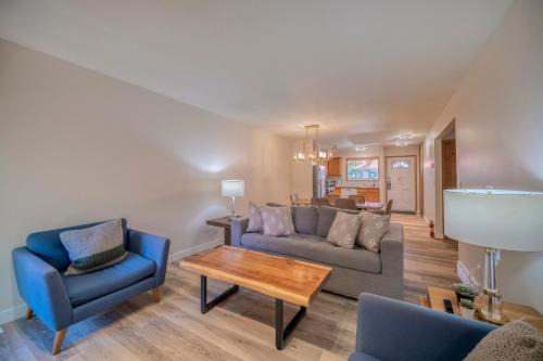 Bow Valley Chalets-Entire 2 King Bedrooms townhouse