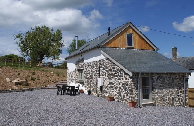 BOWBEER BARN, pet friendly, with open fire in Drewsteignton