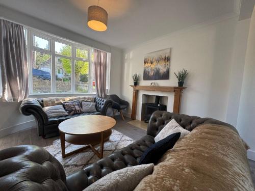 Bowood Road House sleeps 7 Free parking