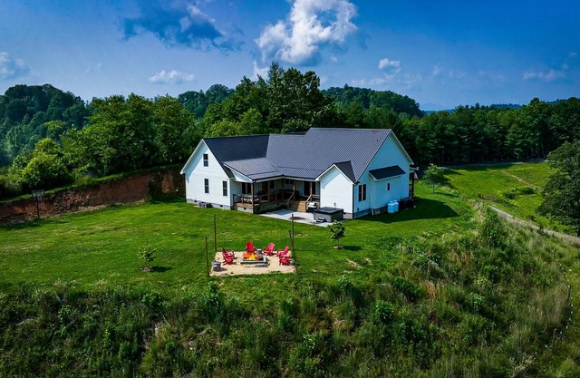 Brackens View Retreat | Modern Mountain Farmhouse on 2.5 Acres