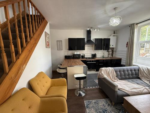 Bradford Serviced Accommodation - Apartments - 2 Bed House-Close To Centre - Hospital - Contractors - Business Travellers - Families