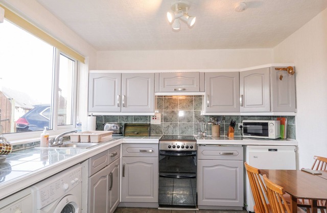 BRAEMAR COTTAGE, pet friendly, country holiday cottage in Tain