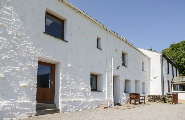 BRAMBLE COTTAGE, pet friendly, with a garden in Keswick