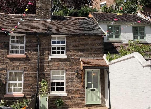 Bramble cottage with free parking
