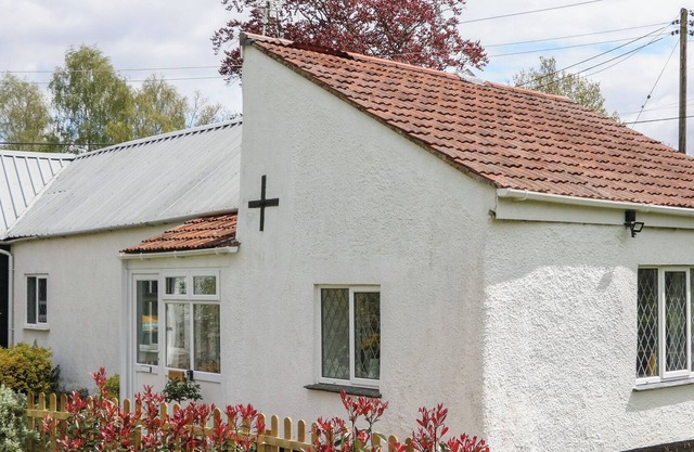 BRAMLEY COTTAGE, pet friendly, character holiday cottage in Whimple