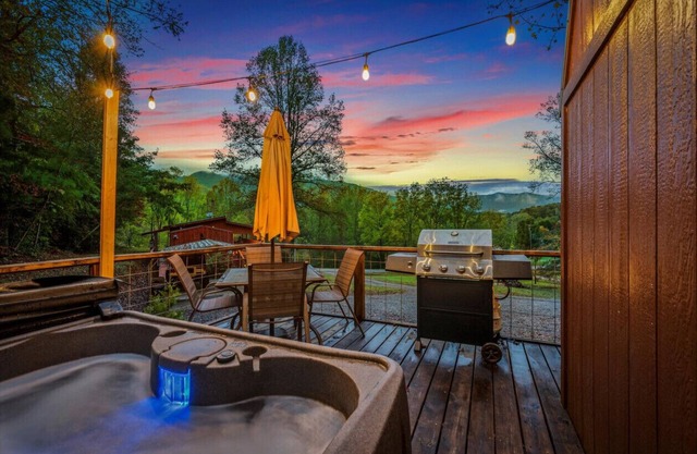 Brand new! 2bed/1bath Cabin with Mountain View, hot tub and grilling deck/Fire Pit table
