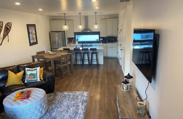 Brand New 3 bed - 3.5 bath Townhome - Hot Tub! 12mins to SNOWBASIN!