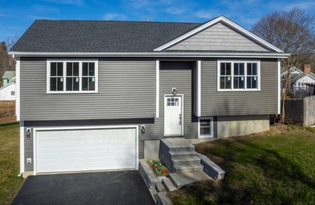 Brand new 3 bedroom house in welcoming Worcester with WiFi and AC