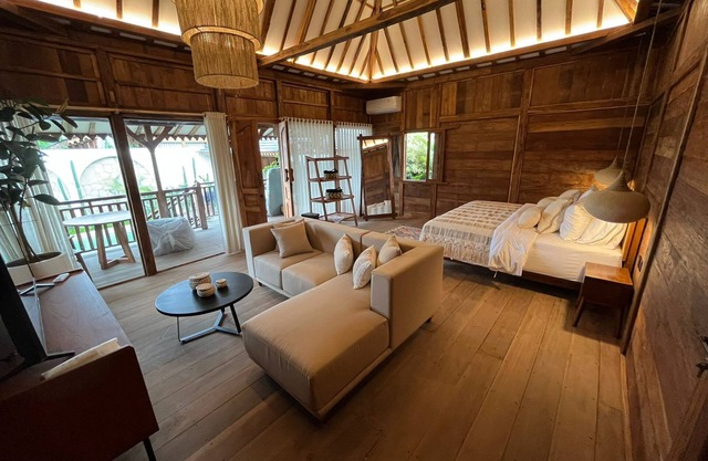 Brand new 3br villa, pool & minutes from the airport