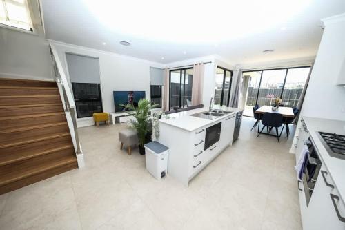 Brand new 5 bedroom house close to Rouse hill