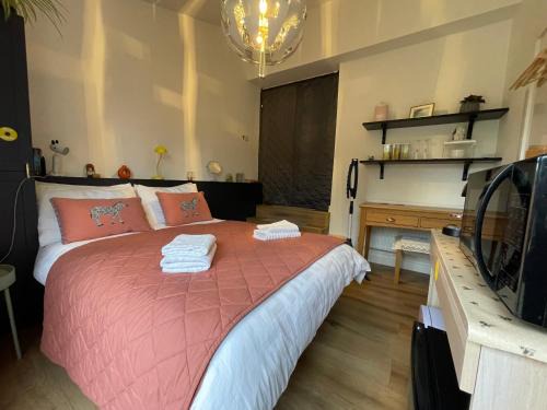 Brand new en-suite double room private entry self-check