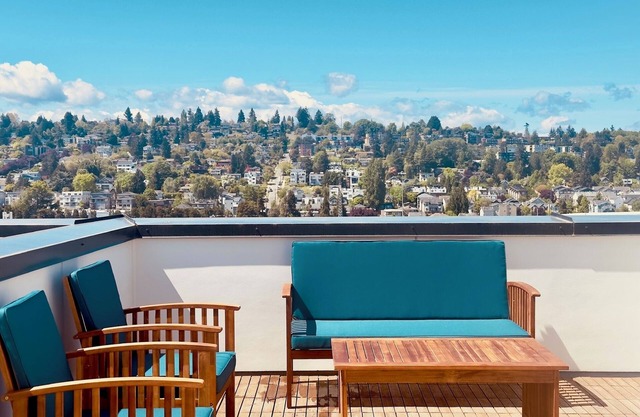 Brand New, Luxe & Bright Gem: Prime Location - Queen Anne, Roof Deck, Views