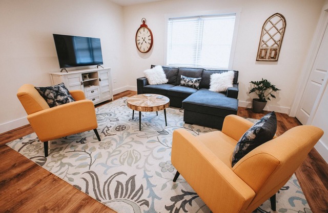 Brand New Downtown Apartment Near restaurants and 7 blocks from Beach.
