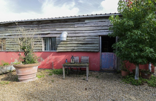 BRANDEERS STUDIO, pet friendly, character holiday cottage in Minety