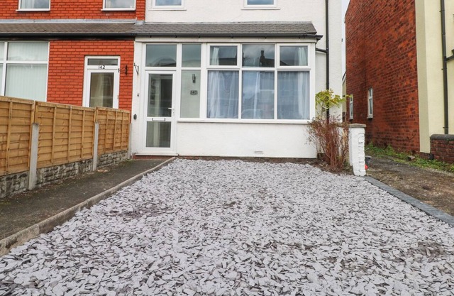 BRANDONS, pet friendly, with a garden in Southport
