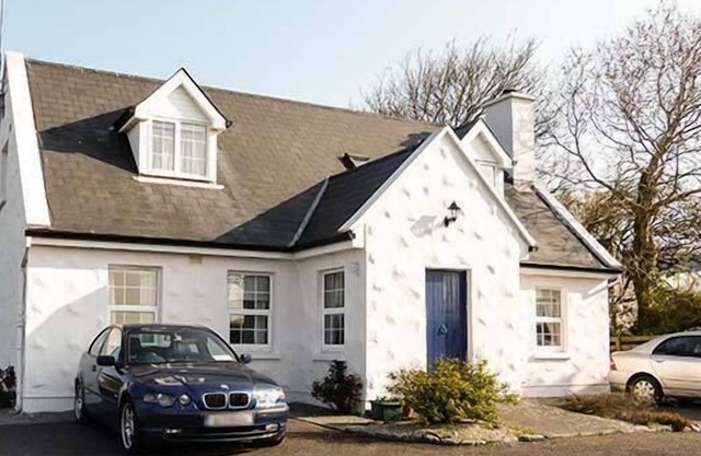 BRANDY HARBOUR COTTAGE in Ballinderreen, County Galway