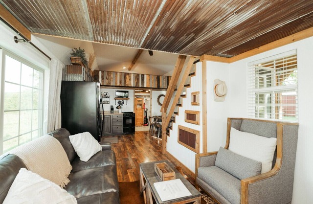 Branson Barnyard Bungalow · Tiny House Cabin in Br