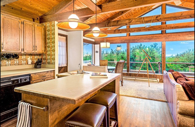 Brathouse By The Sea - Easy Access to the Pacific