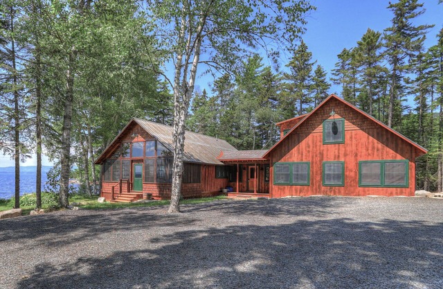 Breakwater Lodge - Gorgeous home on the Eastern Shore of Mooselookmeguntic Lake