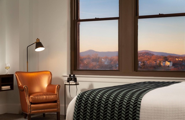 Breathtaking City Views -Free Wifi -Historic Hotel Close to Restaurants & More!