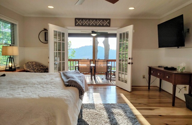 Breathtaking home with Astonishing Mountain Panoramic Views! Dog Friendly!