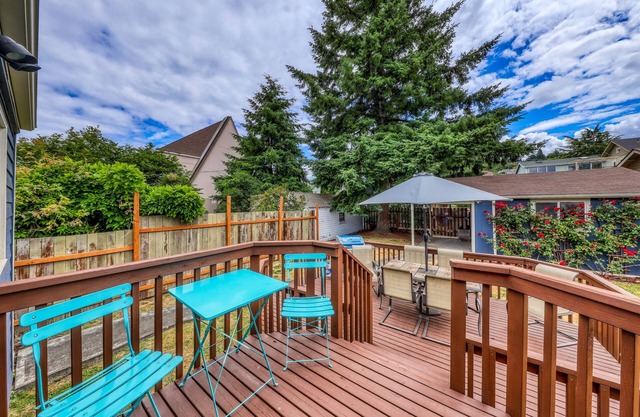Breathtaking home w/furnished deck near Alki Beach and minutes from downtown