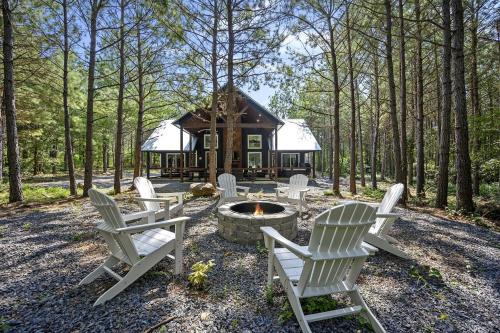 Breathtaking Luxurious Cabin with Fire Pit, Screened Beautiful Porch and Jacuzzi in Oklahoma