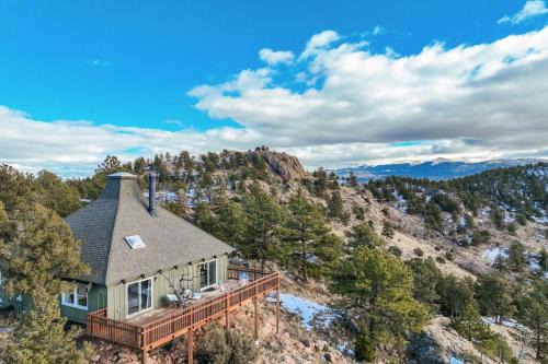 Breathtaking views from a clifftop cabin retreat!