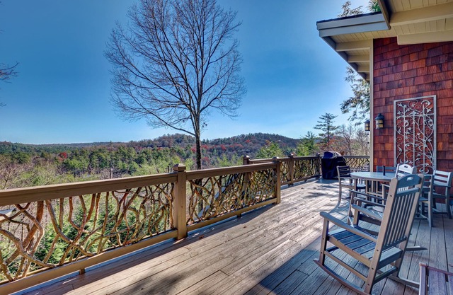 Breathtaking views,private property,glass porch w/wood-burning fireplace