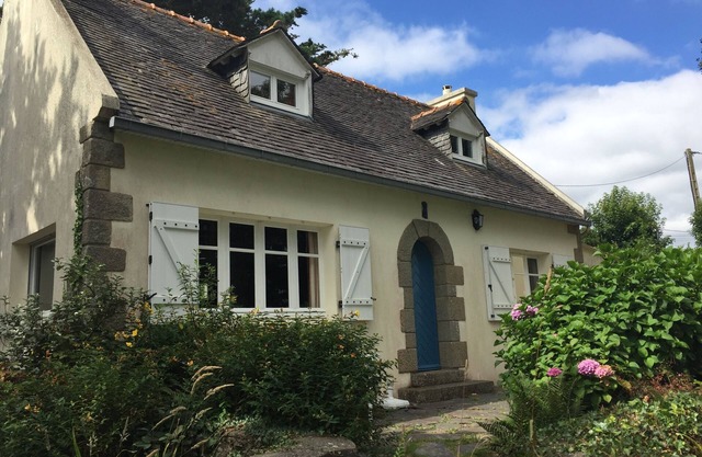 Breton house, not overlooked, near beach and coastal paths. Calmed Down.