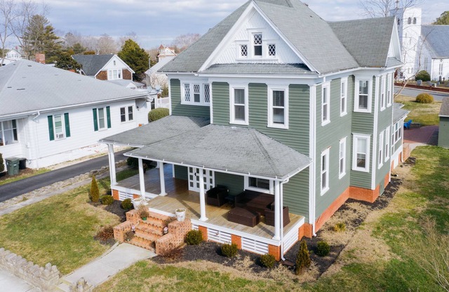 Brewhouse on Main - sleeps 10 - walk to downtown shops / bars / town events.