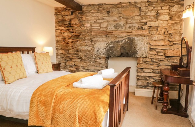 BRIDGE HOUSE, pet friendly, character holiday cottage in Newby Bridge
