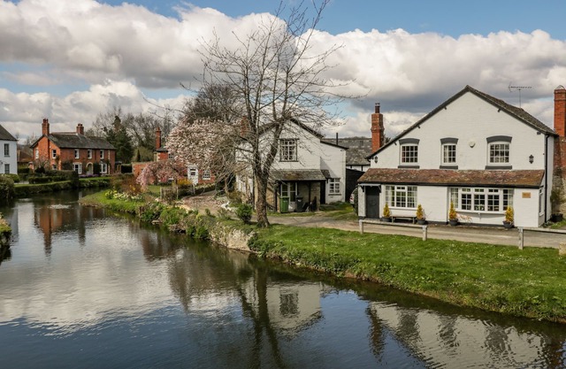 BRIDGEND COTTAGE, pet friendly, with open fire in Eardisland