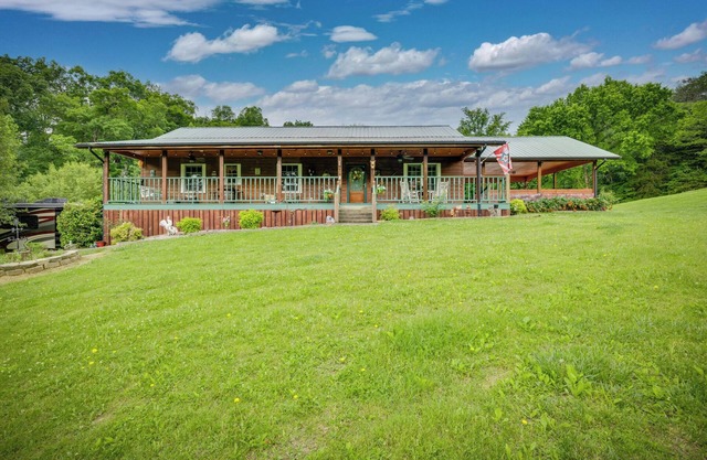 Bridgeview Bend - Charming 3-bedroom house with spacious yard and seasonal creek