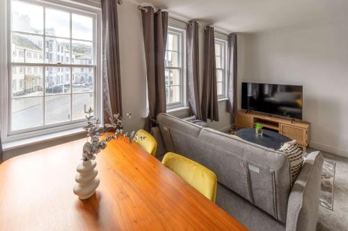Bright 1 Bed Harbour-side Apartment with Sea Views
