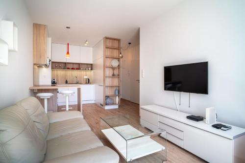Bright 1BR Apt w Private Parking