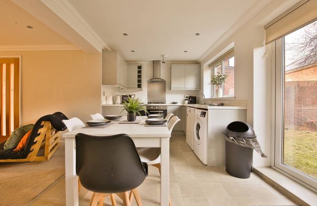 Bright & Airy 3-Bed with Parking