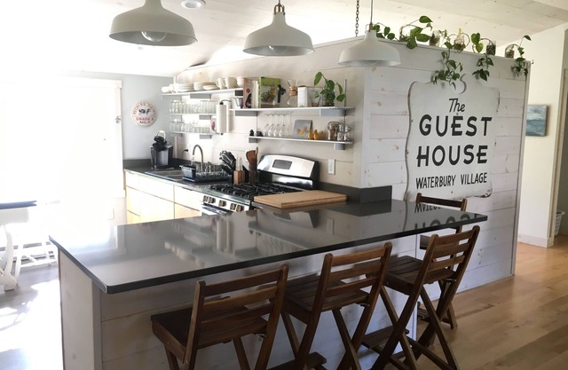 Bright & Airy Guest House in downtown Waterbury