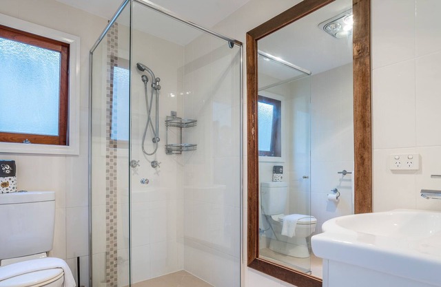 Bright Airy Queenslander 3kms from City with Views