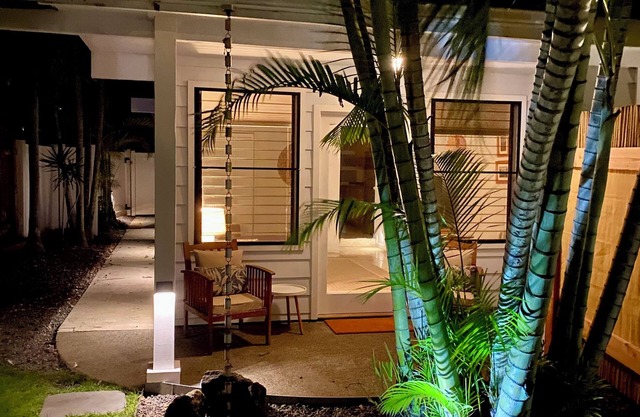 Bright and airy 1-bedroom cottage in charming Kailua, 1 block to beach. WiFi, AC