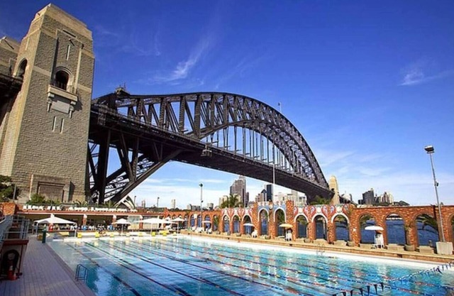 Bright and Breezy Harbour Views at McMahons Point
