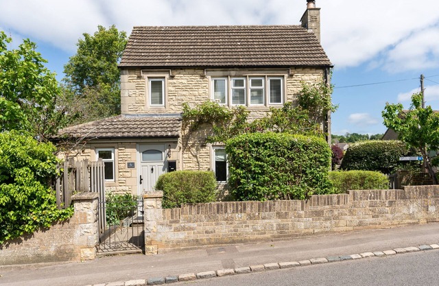 Bright and cosy two bedroom holiday cottage with wood burning stove - Hillcrest Cottage