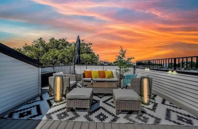 Bright and Modern Lux Rooftop Retreat w/NYC Views!n