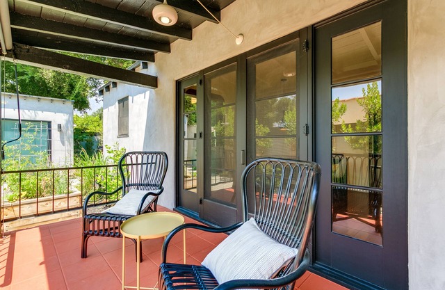 Bright and modern stylish home – Close to Old town Pasadena and Downtown L.A.