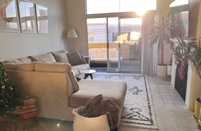Bright and quiet LA condo on the top floor.